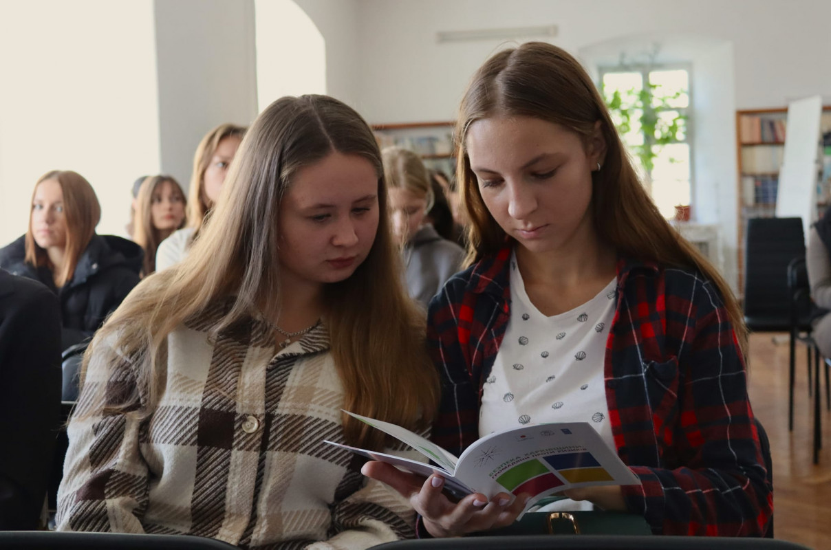 Волинянам презентували унікальну книгу з орнаментами вишиваних сорочок