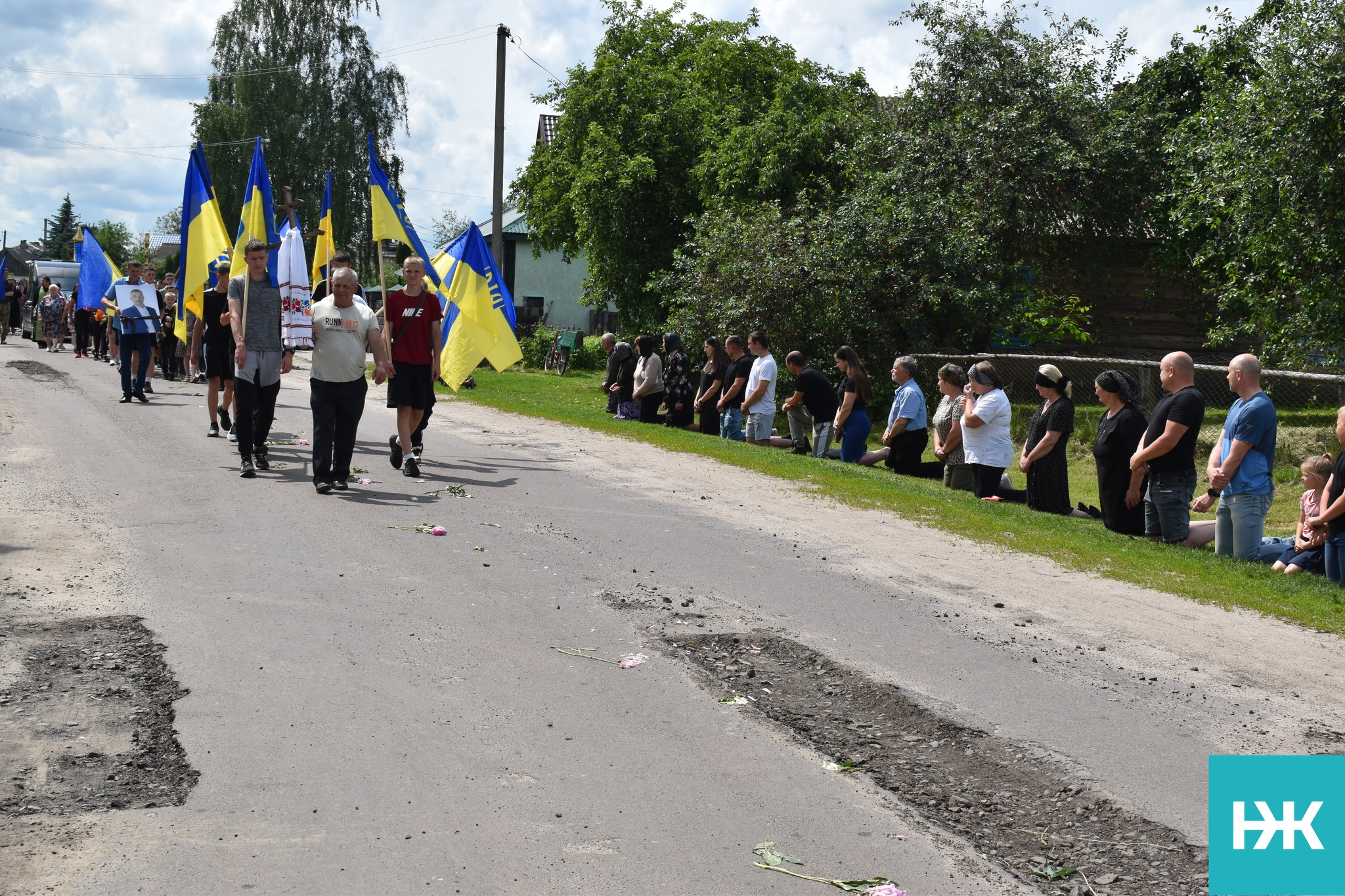 На колінах в останню дорогу проводжало все село: на Волині попрощалися з Героєм Петром Токарем