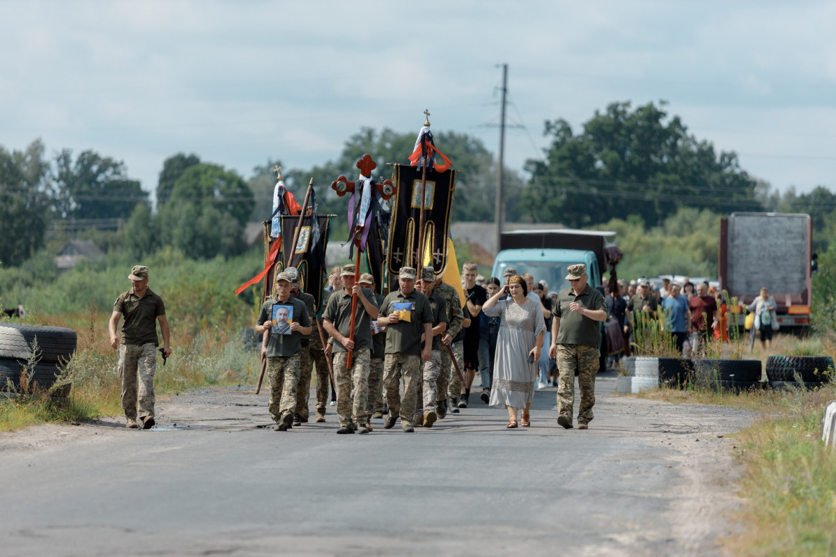 Кращі сини України йдуть у Небесне військо: на Волині в останню дорогу провели загиблого воїна Анатолія Захарчука