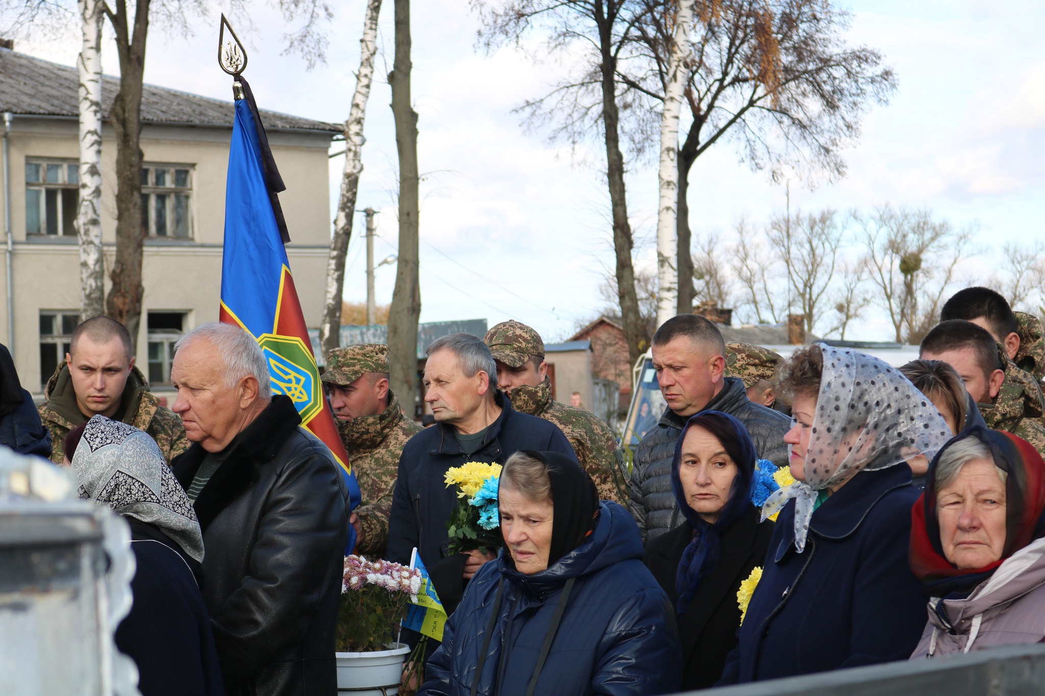 Білим ангелом повернувся додому «на щиті»: на Волині в останню дорогу полеглого на війні Андрія Тихого