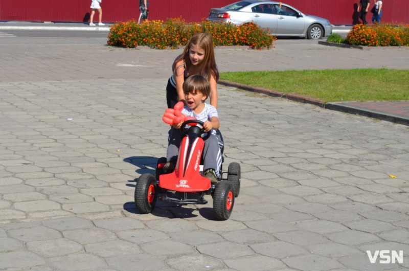 В місті на Волині на благодійному святі зібрали майже 150 тисяч гривень для ЗСУ. Фоторепортаж