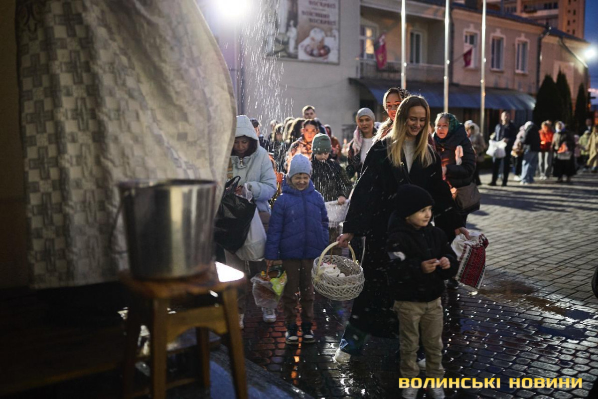 Як у Луцьку освячували кошики напередодні Великодня