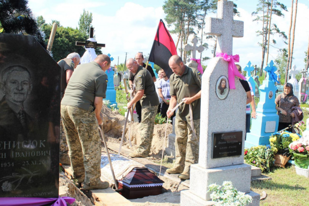 Весільний коровай - у траурній процесії: на Волині попрощалися з Героєм Віктором Бурковським