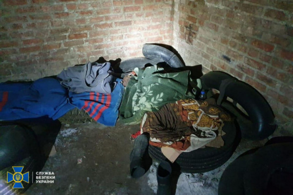 Катували, а потім вивозили до РФ: СБУ виявила ще одну кімнату тортур на Харківщині