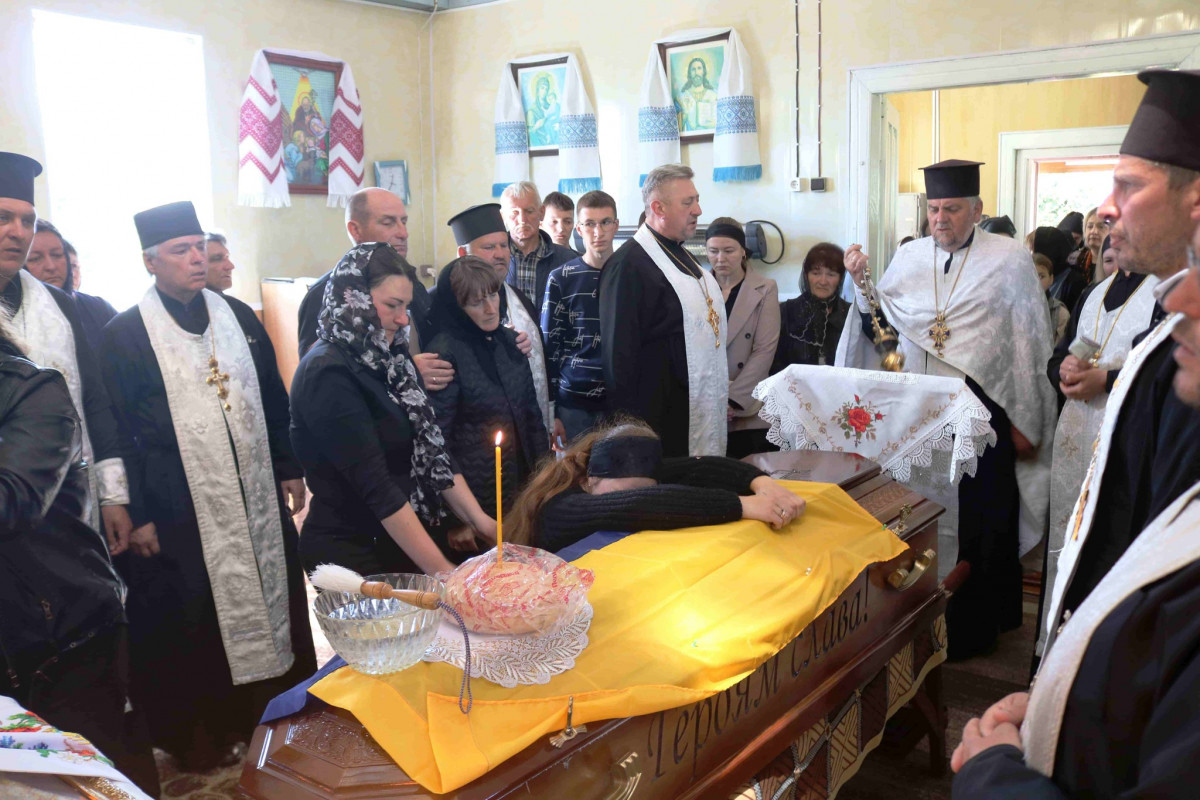 Безстрашно вибивав окупантів з української землі: на Волині поховали молодого Героя Романа Возняка