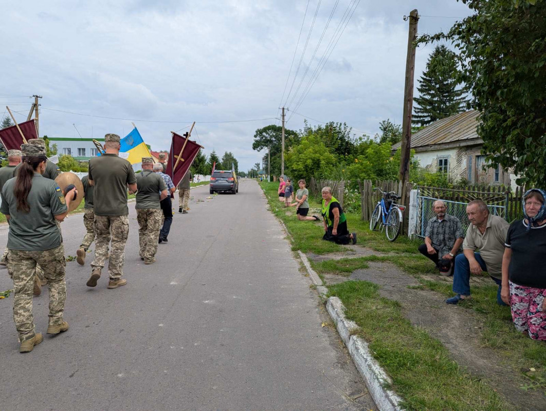Серце не витримало пережитого на війні: на Волині попрощалися з Героєм Валерієм Вакулюком