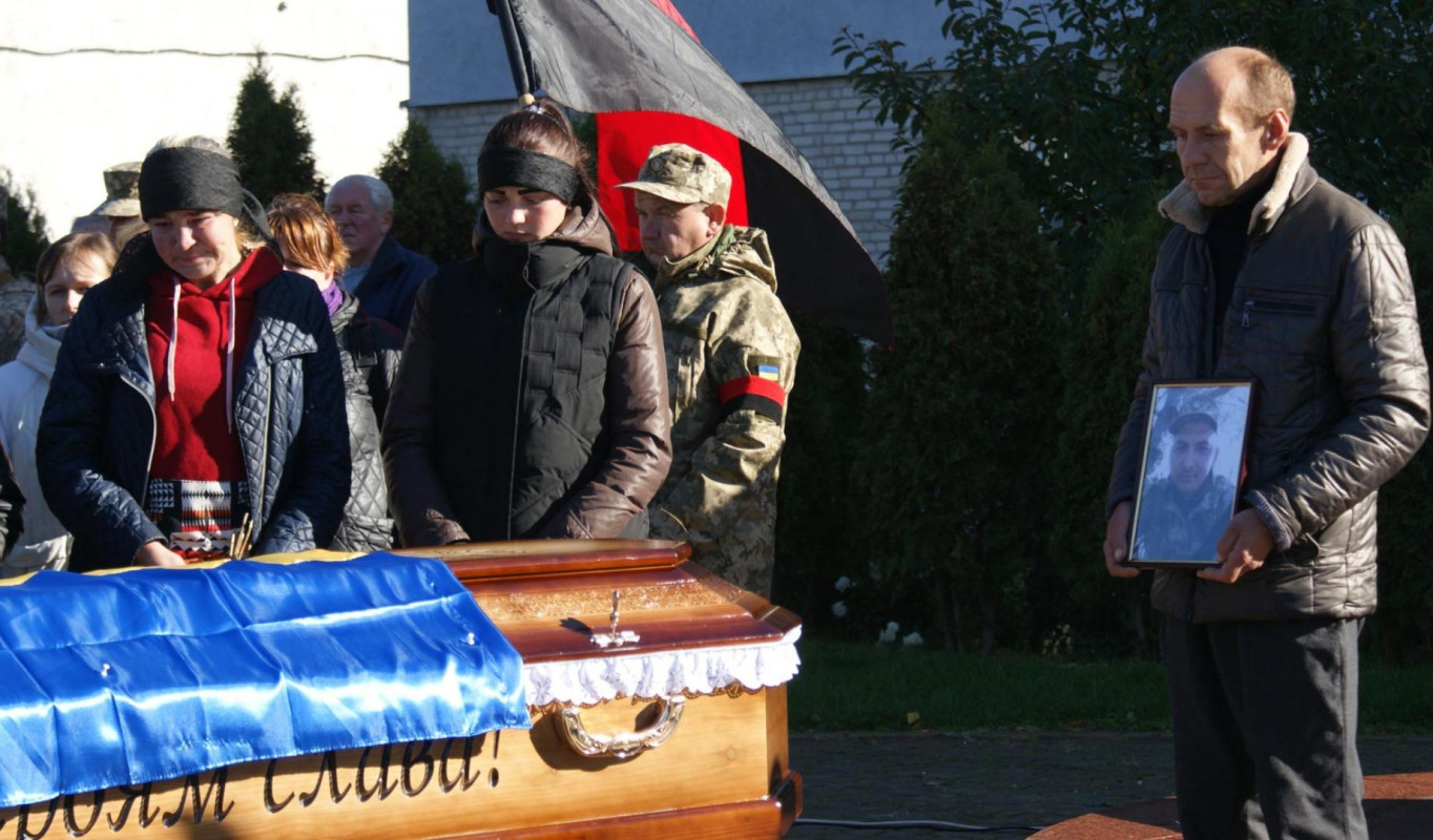 «Куди ж ти, сину, йдеш…»: на Волині в останню дорогу провели воїна Сергія Беня