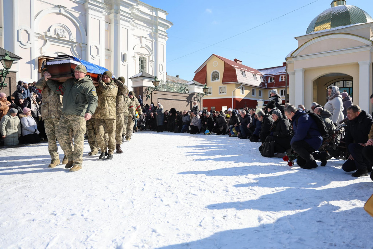 Два прощання в один день: у Луцьку в останню дорогу провели Героїв Романа Конделя та Віталія Никитишина