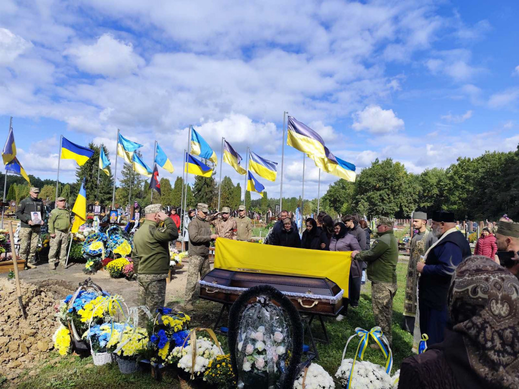 Загинув понад рік тому: у Луцькому районі провели в останню путь захисника Юрія Бондарука