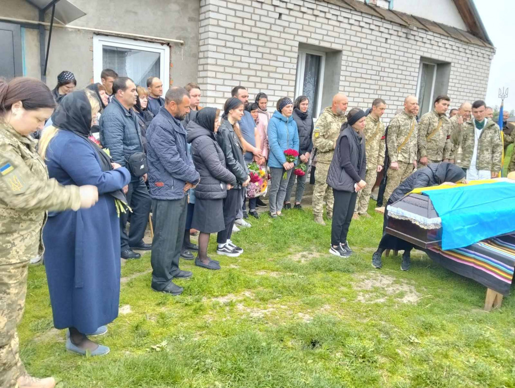 Жорстока війна залишила батьків без сина: у Луцькому районі провели в останню путь 26-річного Героя Романа Климчука