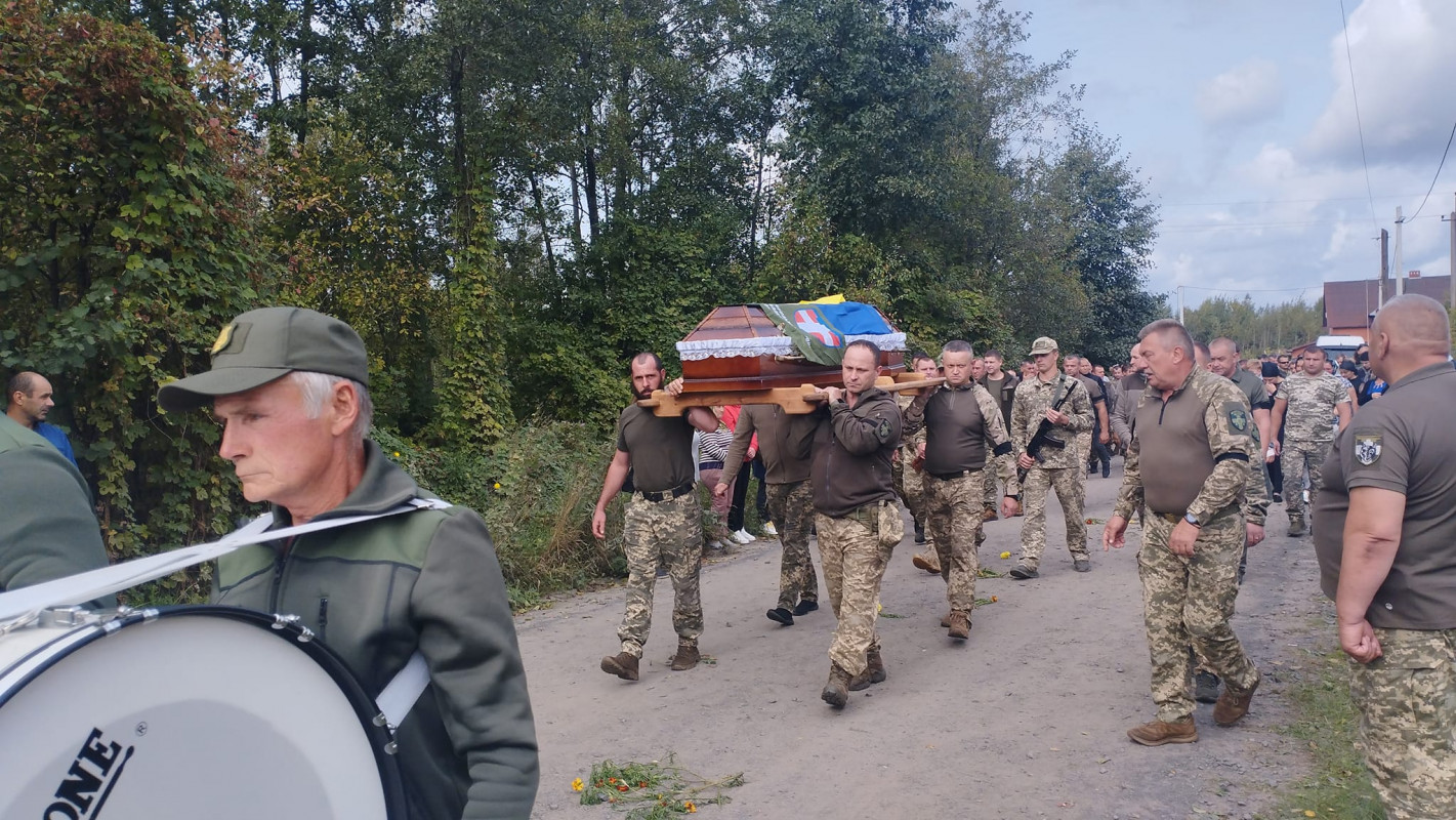 Чорний день у громаді: на Волині все село прийшло на поховання Героя Валерія Зубчика