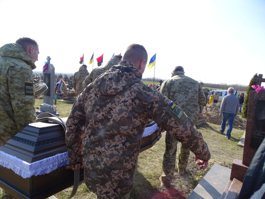 На Волині провели в останню путь Героя Василя Кравчука, який загинув два роки тому