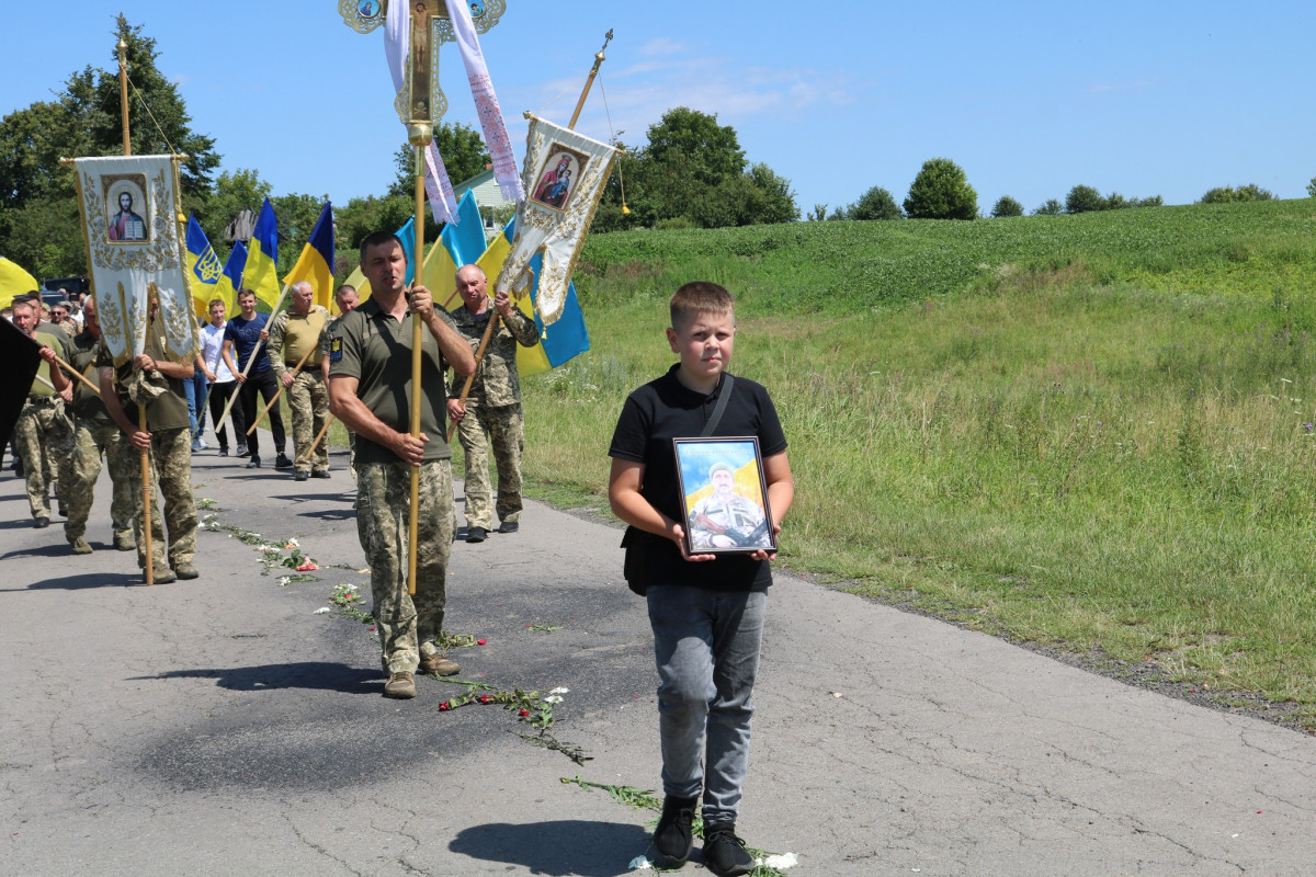 Невтомний трудівник, гарний сім’янин і надійний друг: на Волині всім селом ховали загиблого Героя Сергія Кравчука