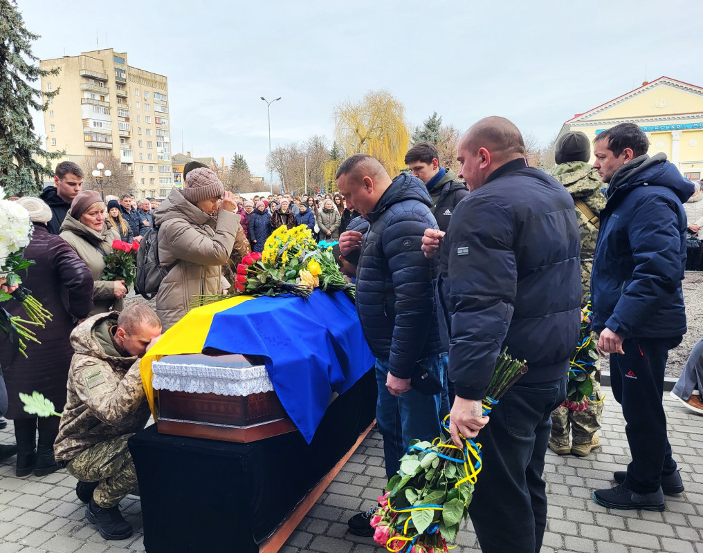 Мріяв одружитися зі своєю коханою: на Волині сотні людей прийшли попрощатися з 33 річним Героєм Андрієм Карацаєм