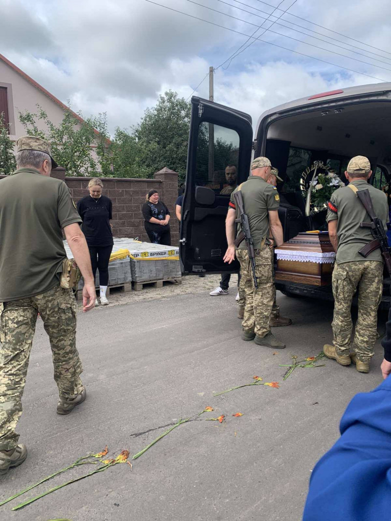 У Луцькому районі священник провів чин похорону загиблого воїна Івана Зелінського, якого менш ніж рік тому вінчав