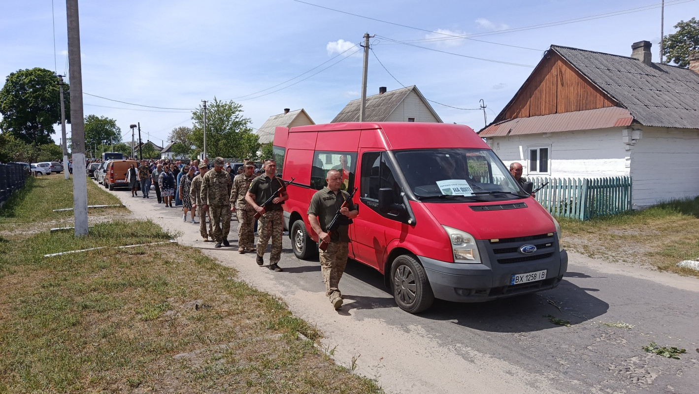 Без батька залишилися троє донечок: волиняни попрощалися із загиблим Героєм Андрієм Григолою
