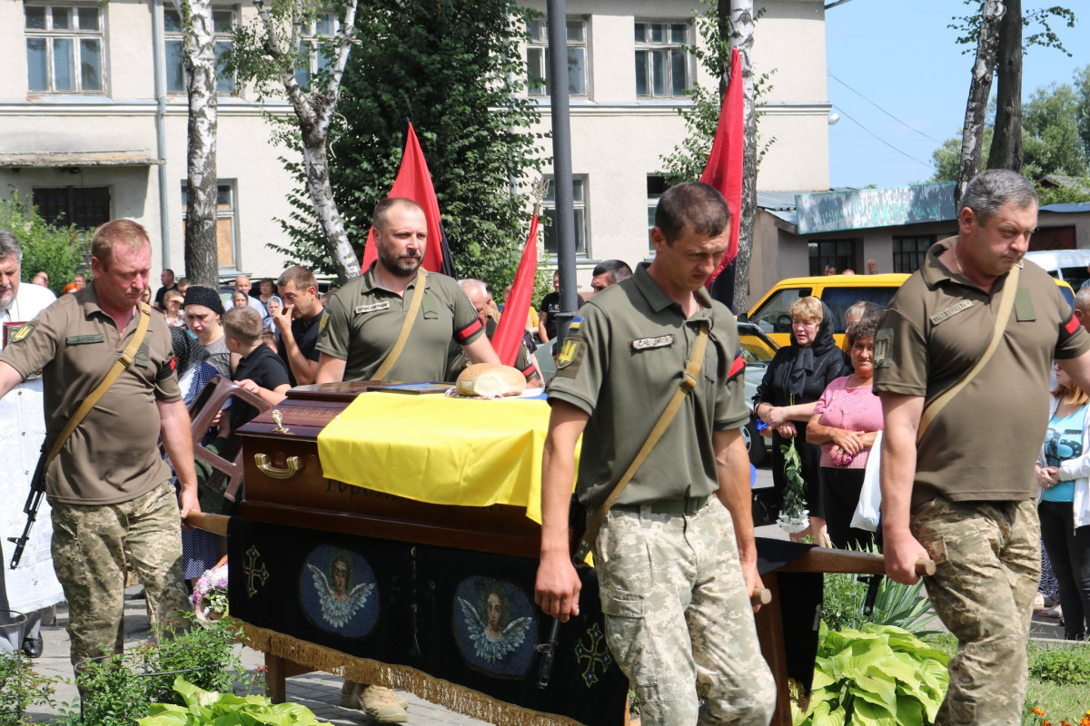 Невтомний трудівник, гарний сім’янин і надійний друг: на Волині всім селом ховали загиблого Героя Сергія Кравчука