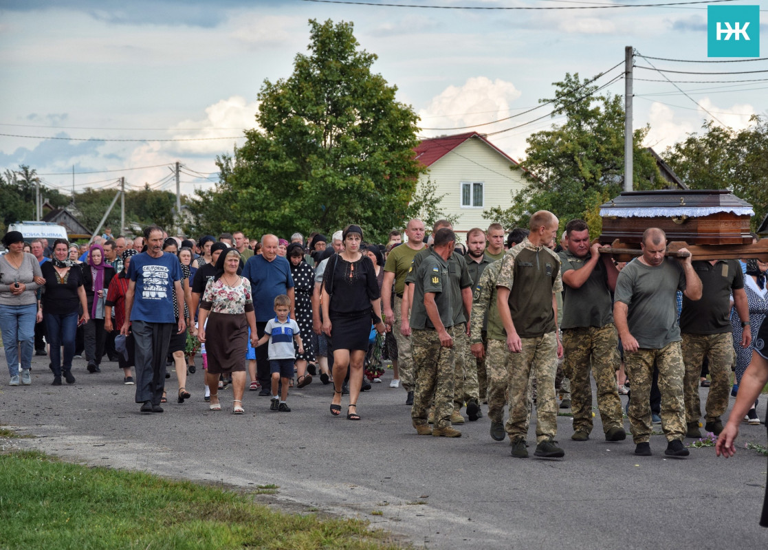 Понад рік вважався безвісти зниклим: на Волині всім селом прощалися з молодим Героєм Василем Канюкою