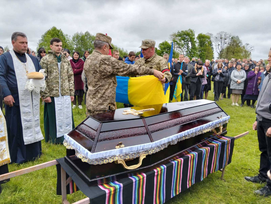 Жорстока війна залишила батьків без сина: у Луцькому районі провели в останню путь 26-річного Героя Романа Климчука