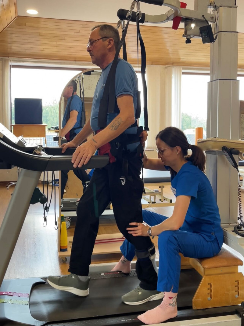 «Хлопчик після ДТП не міг тримати голову, а зараз бігає»: історія реабілітаційного комплексу біля Луцька, де повертають людям здоров'я