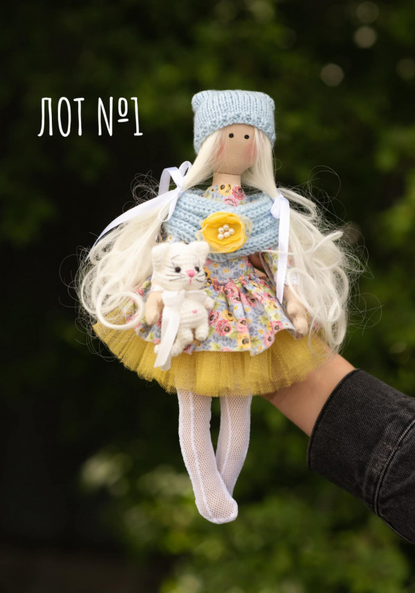 Оберіть лялечку мрії: у Луцьку влаштували аукціон задля допомоги війську