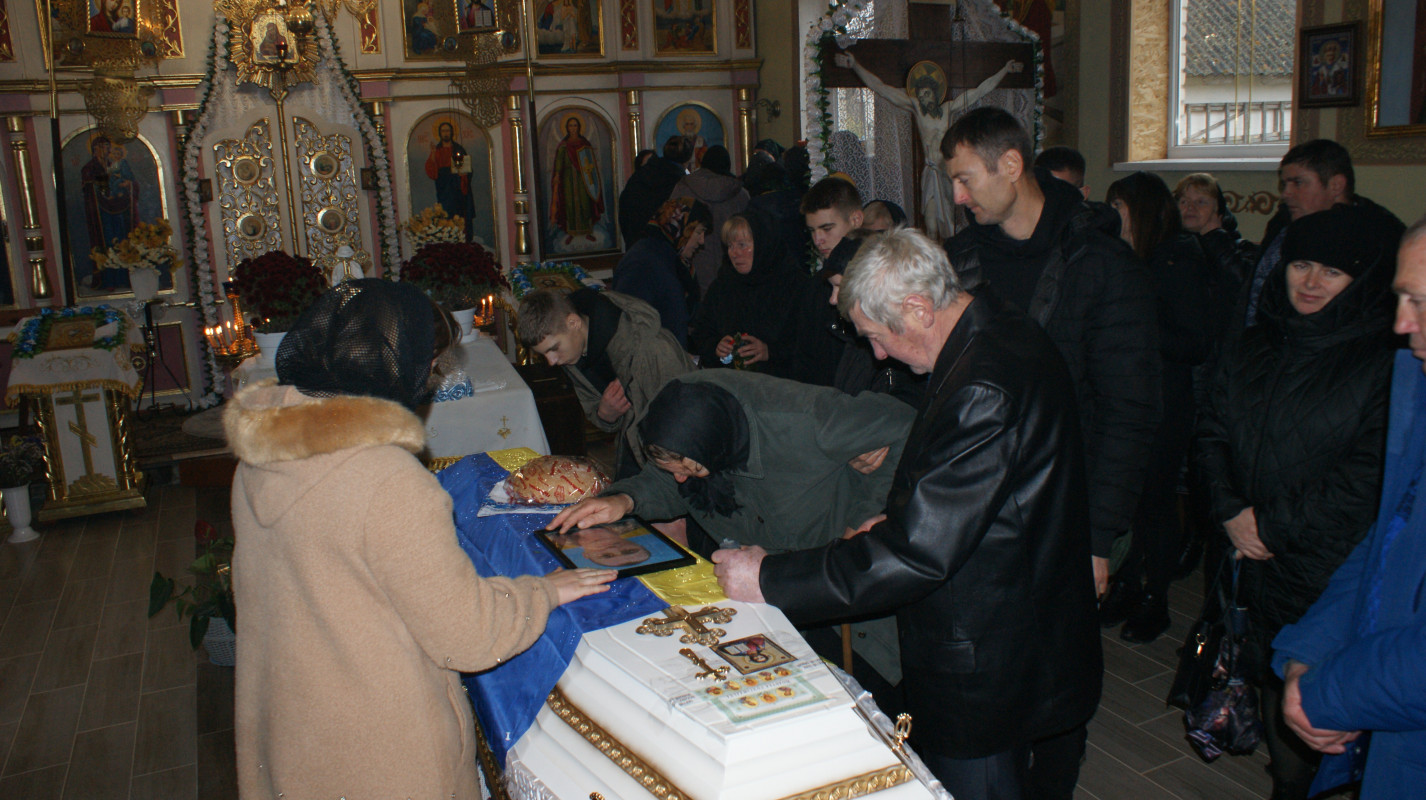 «Встелили всі села квітами, а хлопчика мого немає…»: у громаді на Волині провели в останню дорогу Героя Миколу Загоровця