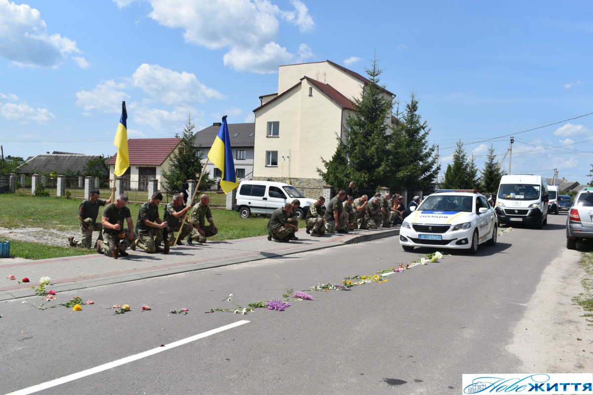 Залишилися дружина та маленький синочок: волиняни попрощалися із загиблим Героєм Миколою Жилком