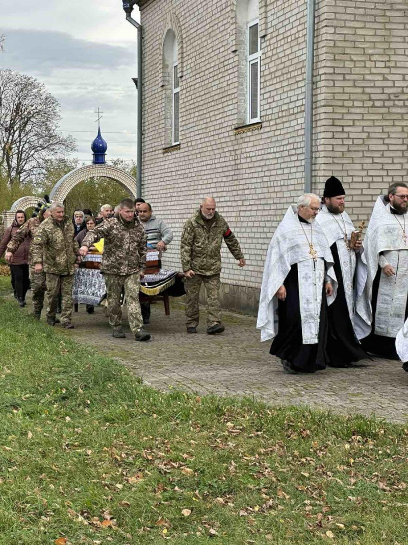 Спільне горе на дві громади: на Волині похоронили 33-річного Героя Володимира Пахольчука