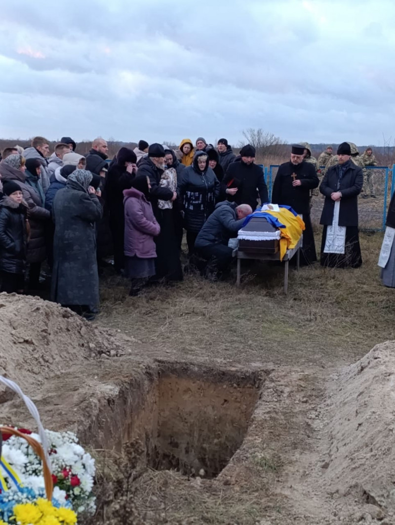 Без чоловіка залишилася дружина і двоє маленьких дітей: на Волині попрощалися із загиблим Героєм Дем’яном Клейзуном