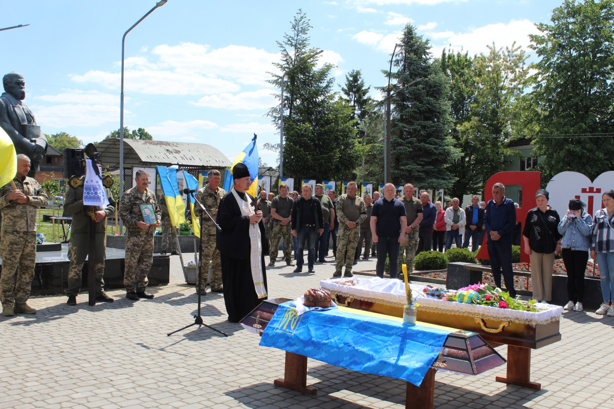 В бою отримав поранення, несумісні з життям: на Волині поховали Героя Сергія Дмитрука