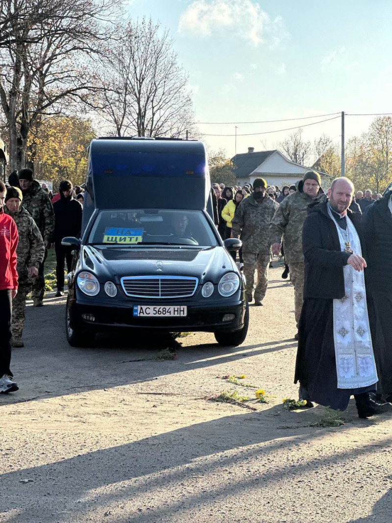 На Волині провели в останню дорогу воїна Романа Лисюка, який помер від важкого поранення
