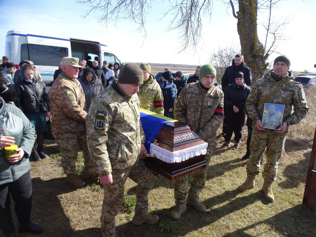 Після довгих місяців невідомості: на Волині провели в останню путь захисника Віталія Дудика