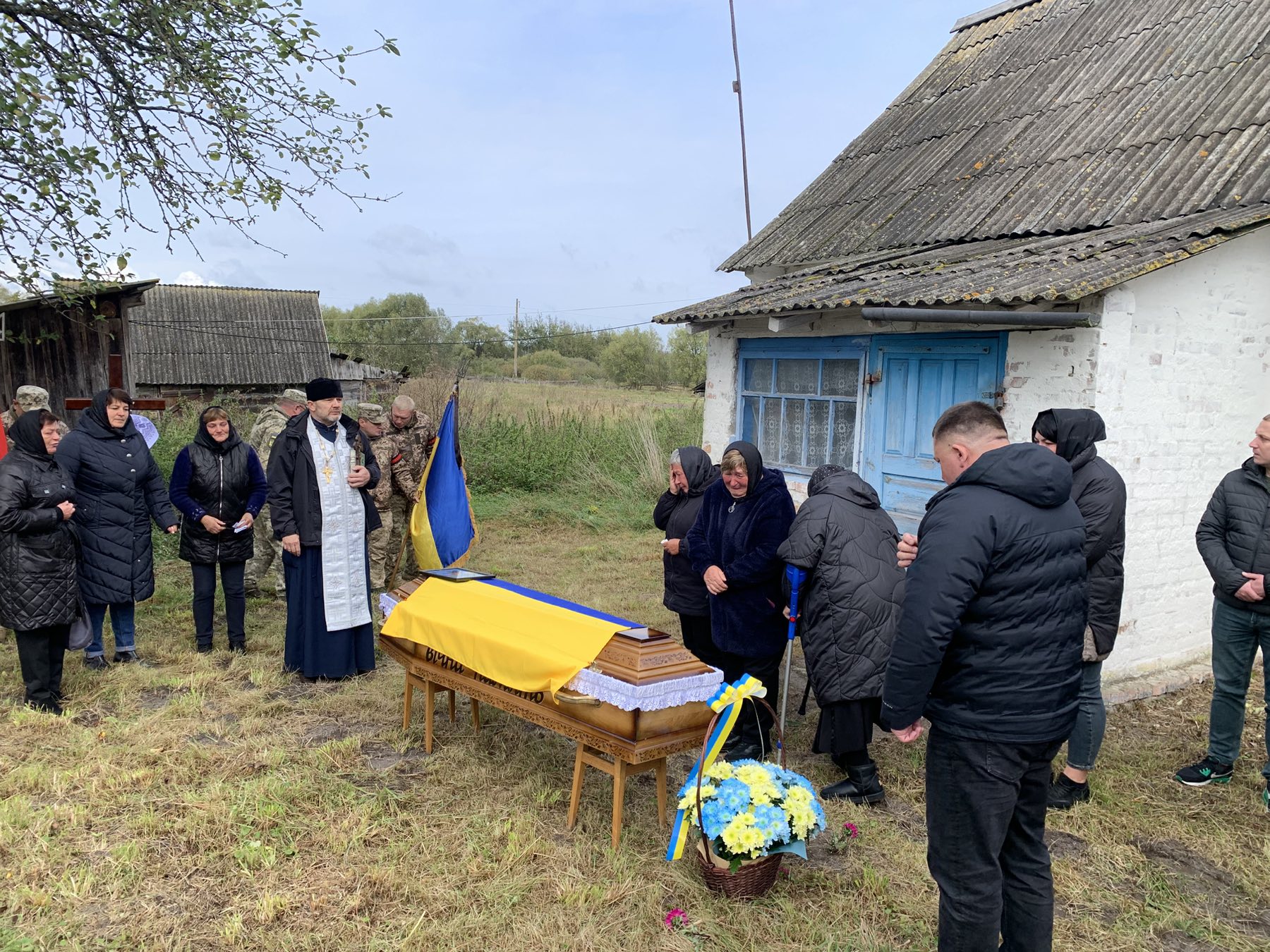 Понад рік вважався зниклим безвісти: на Волині в останню путь провели Героя Леоніда Ткача