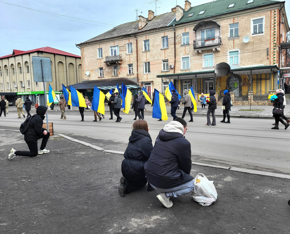 Мріяв одружитися зі своєю коханою: на Волині сотні людей прийшли попрощатися з 33 річним Героєм Андрієм Карацаєм