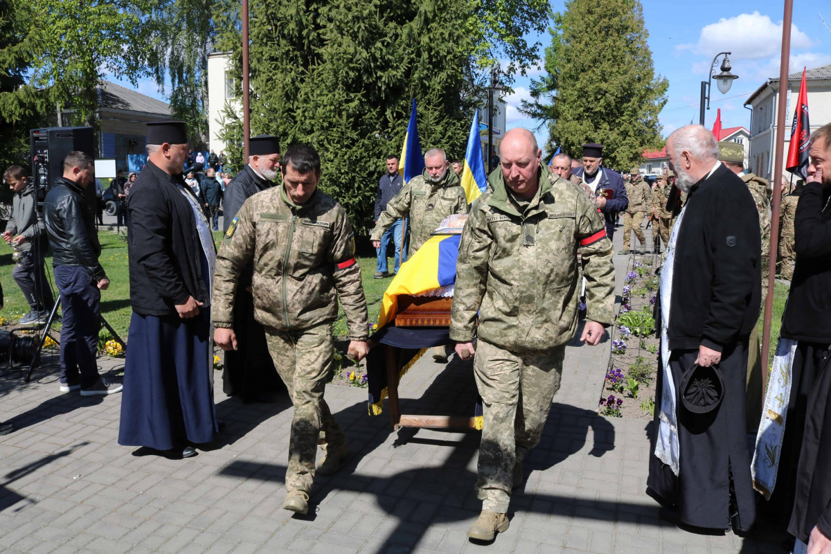 Близько 11 місяців вважався зниклим безвісти: на Волині попрощалися із захисником Василем Фаринюком