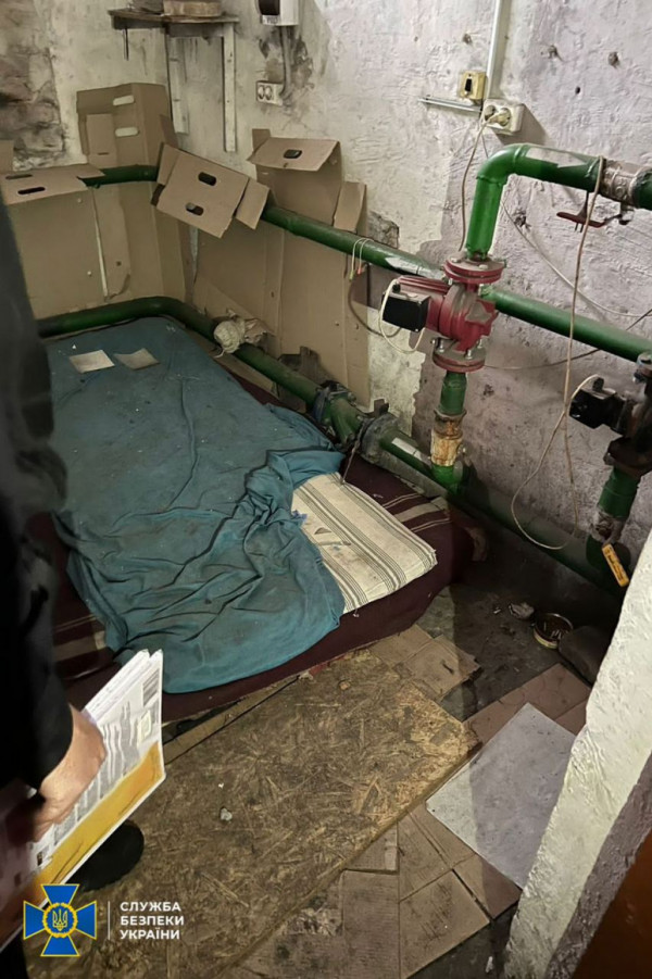 Катували, а потім вивозили до РФ: СБУ виявила ще одну кімнату тортур на Харківщині