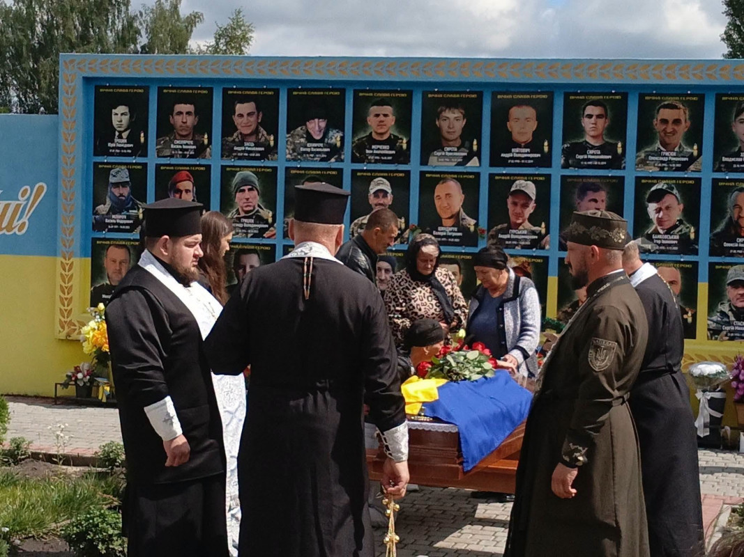 На Волині провели в останню путь 44-річного захисника Олександра Нікітіна, який загинув на Чернігівщині