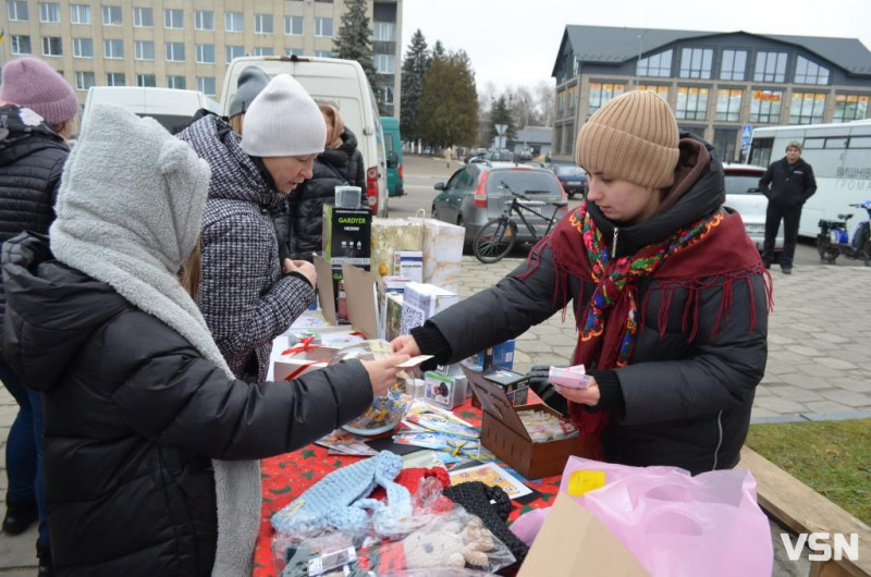 У місті на Волині на благодійному ярмарку зібрали майже 120 тисяч гривень для ЗСУ. Фоторепортаж