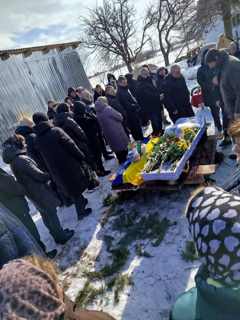 До останнього боровся за життя після важкого поранення: на Волині попрощалися із Героєм, батьком чотирьох синів Олегом Гринюком