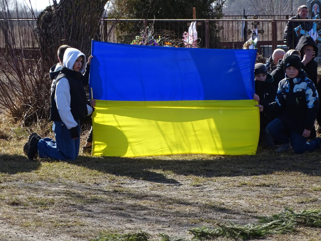 Після довгих місяців невідомості: на Волині провели в останню путь захисника Віталія Дудика