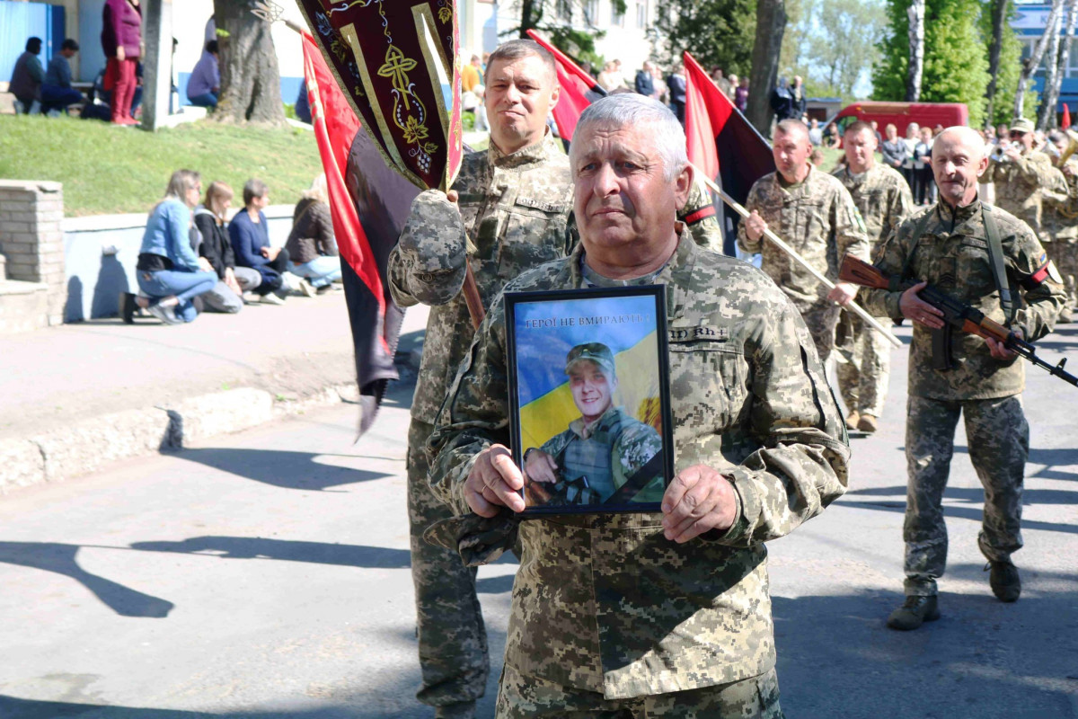 Безстрашно вибивав окупантів з української землі: на Волині поховали молодого Героя Романа Возняка