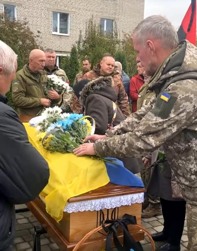 Син служить у війську: на Волині попрощались із Героєм Віктором Яручиком