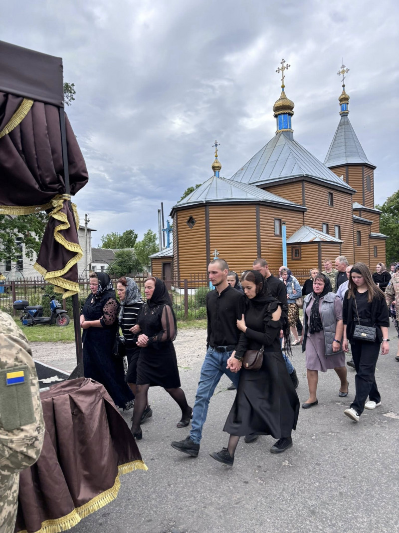 Майже два роки вважався зниклим безвісти: на Волині в останню земну дорогу провели Героя Михайла Ковальчука. Фото