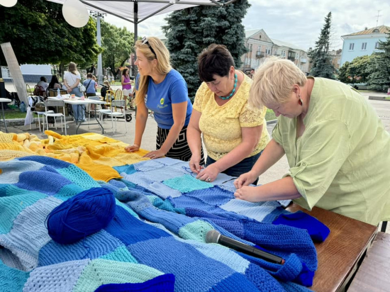 У місті на Волині розгорнули найбільший в'язаний прапор України