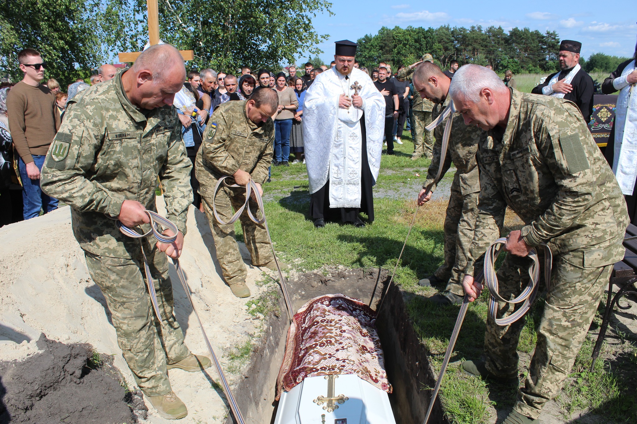 Весільний коровай, тужлива мелодія і море квітів: громада на Волині прощалася з Героєм Романом Карпюком