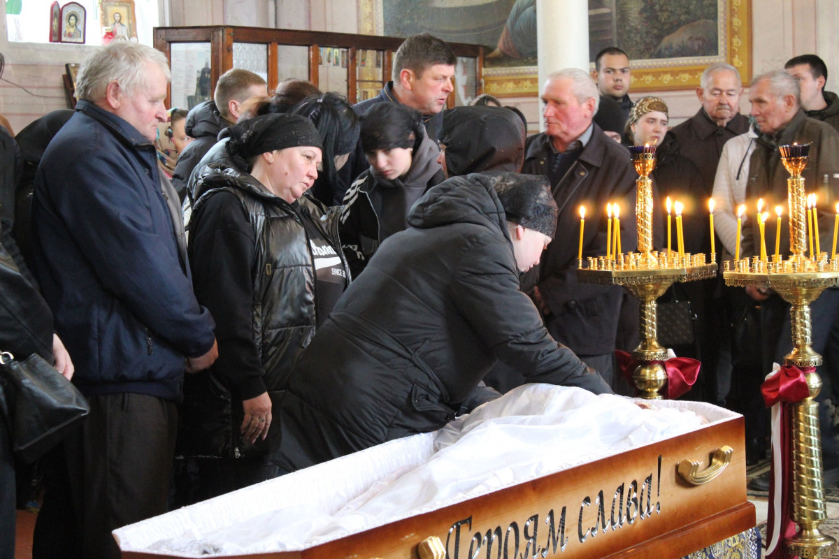 «Тепер тато захищатиме з небес»: волиняни попрощалася з 25-річним Антоном Хвостюком