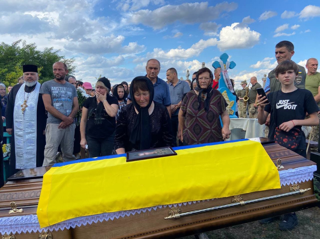 Понад 5 місяців чекали на диво: на Волині попрощалися із загиблим воїном Вадимом Королюком