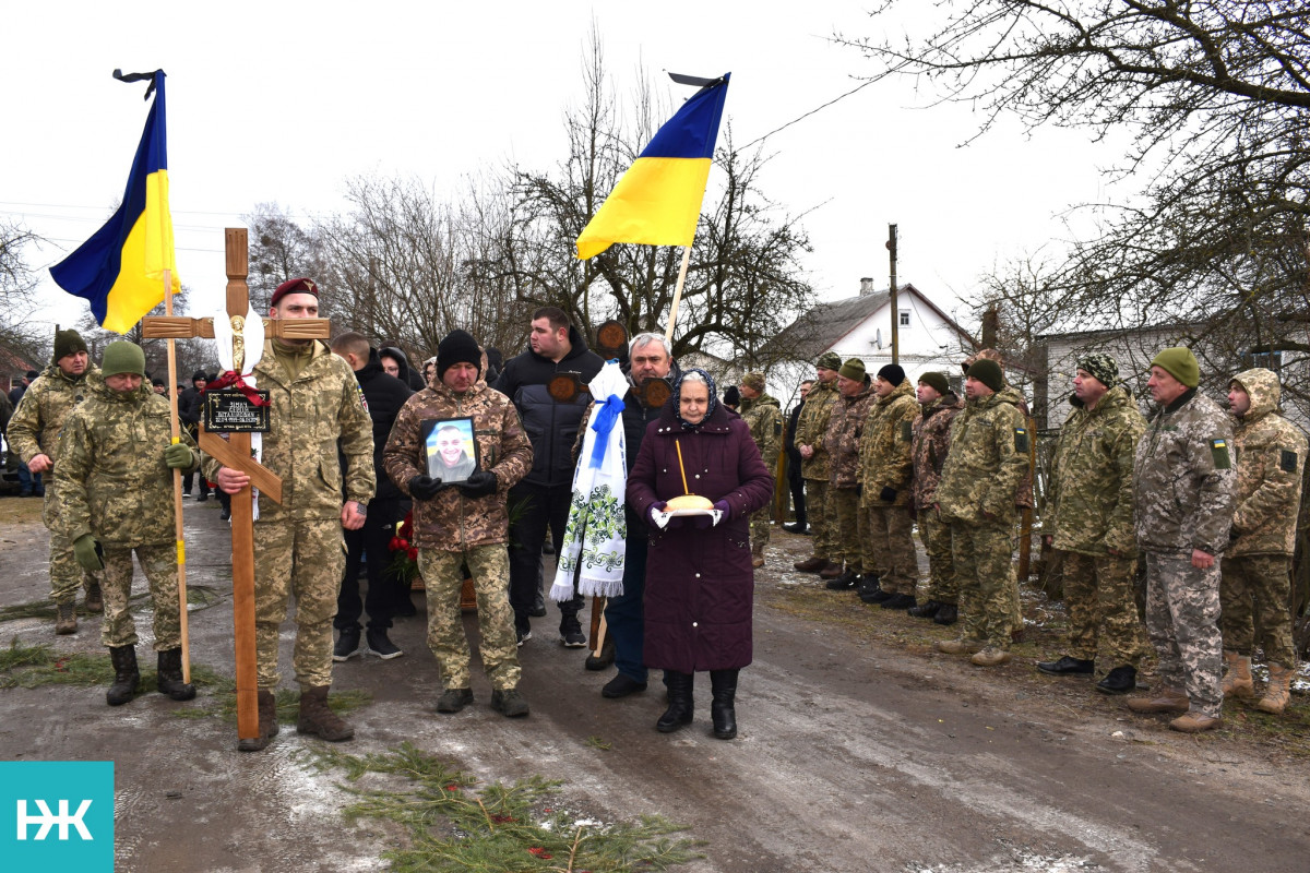 Зійшлося усе село: на Волині в останню дорогу провели полеглого на Курщині молодого Героя Сергія Зімича