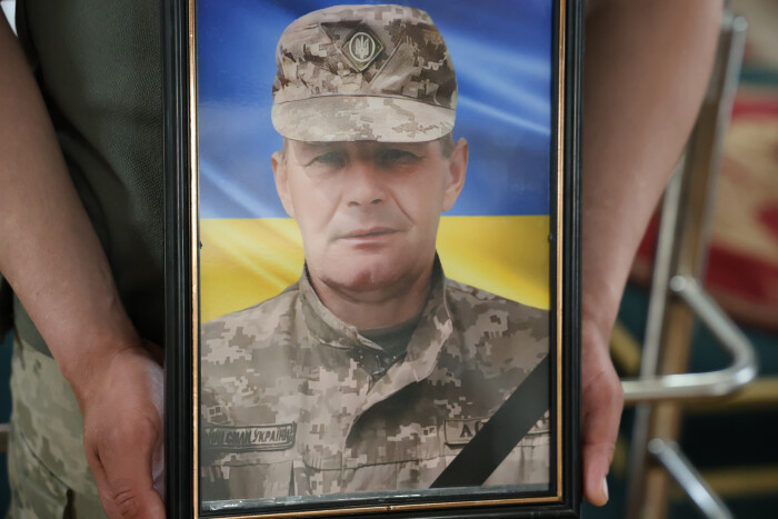 «Віддав життя, захищаючи нас із вами»: у Луцьку попрощалися з Героєм Віктором Степанюком. Фото