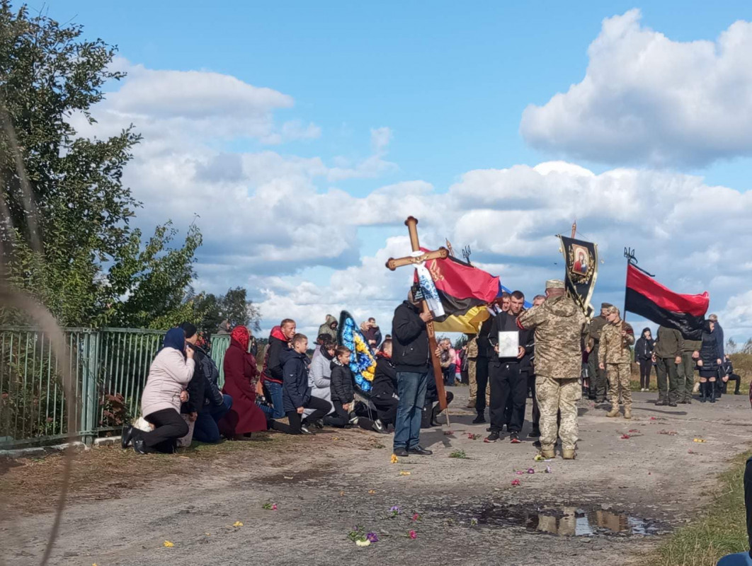 Провести воїна зійшлося все село: на Волині попрощалися з молодим Героєм Валерієм Гонтою